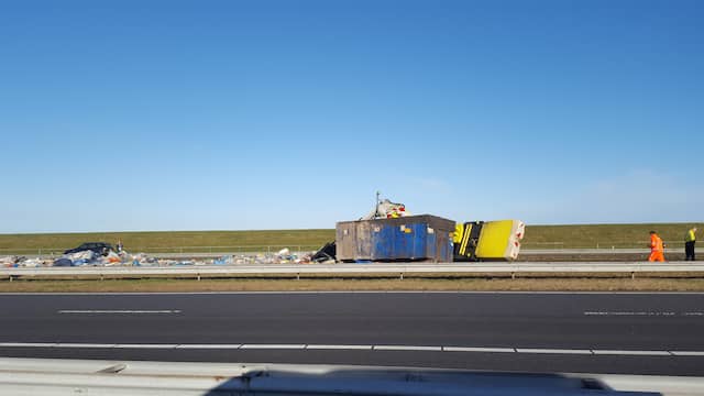 Afsluitdijk richting Noord-Holland afgesloten vanwege ongeval.