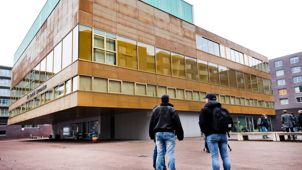 Docent Springt Van Dak Middelbare School Den Bosch | Binnenland | NU.nl