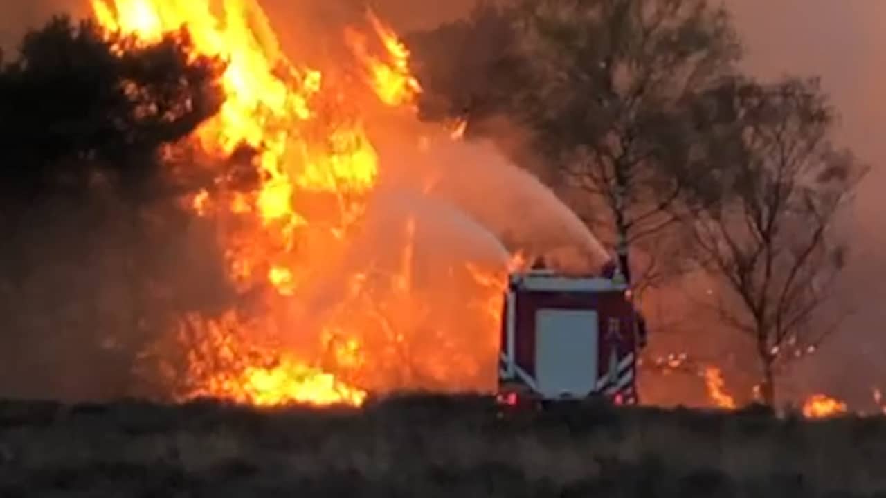 Beeld uit video: Brandweer bestrijdt grote natuurbrand bij Hilversum