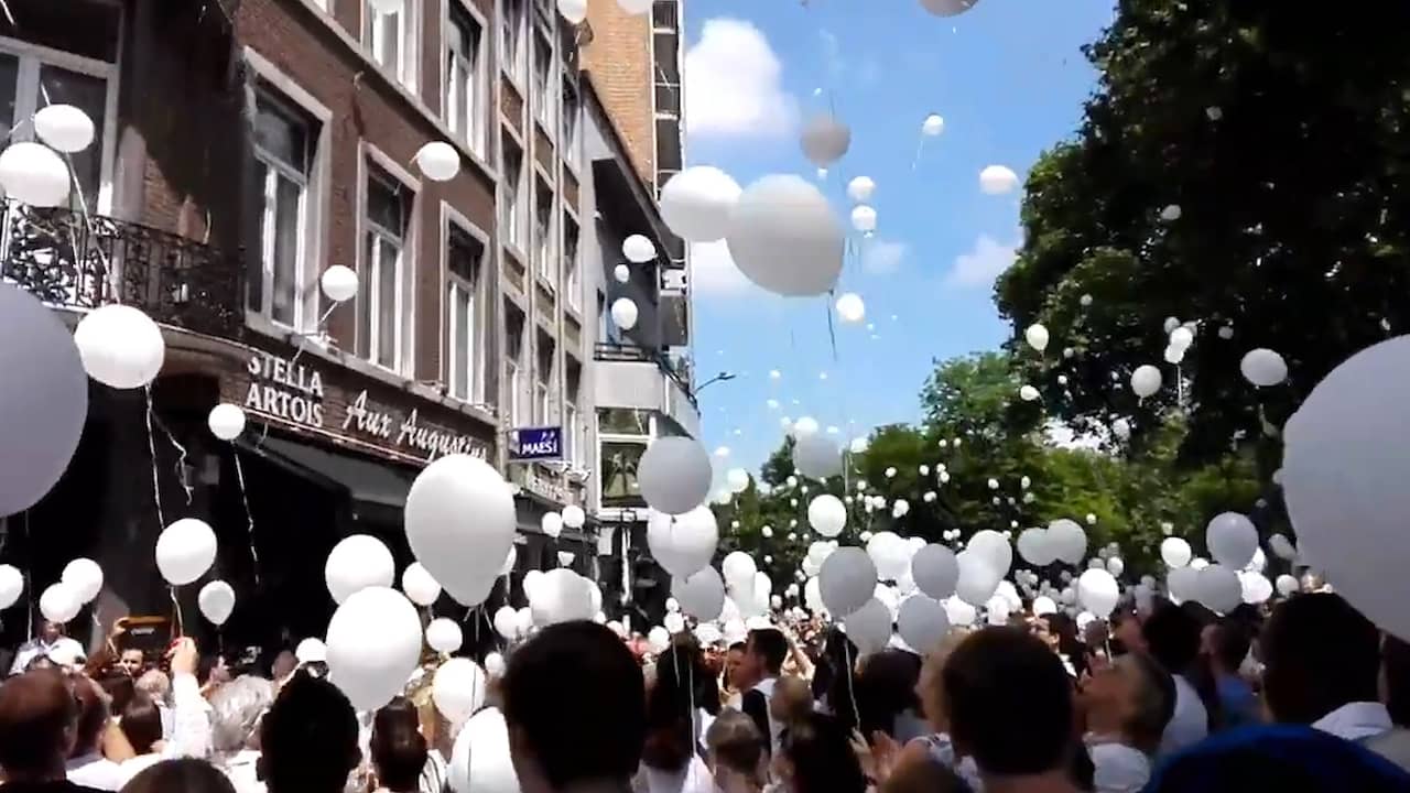 Aanwezigen laten ballonnen op voor slachtoffers Luik