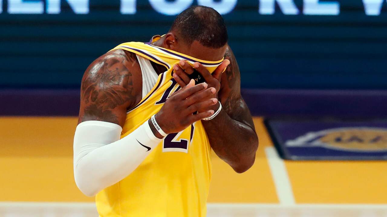 LeBron James strandt met titelverdediger Los Angeles Lakers ...