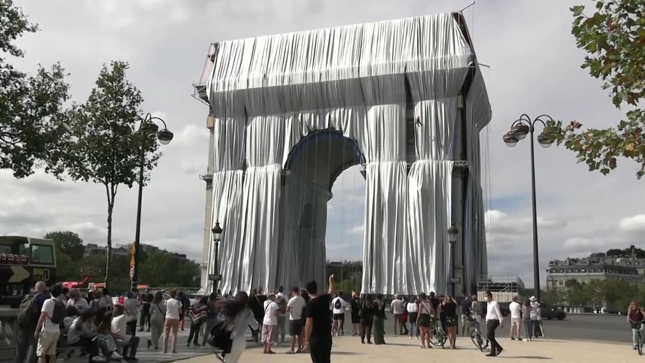 Beeld uit video: Arc de Triomphe ingepakt ter ere van overleden kunstenaar