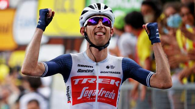 Bauke Mollema kwam met gebalde vuisten over de streep.