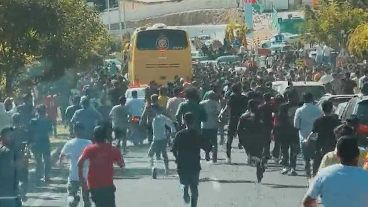Beeld uit video: Honderden Ronaldo-fans achtervolgen spelersbus Al Nassr in Teheran