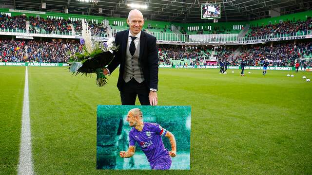 Robben maakte nog een ereronde door het stadion en nam daarna plaats op de tribune.
